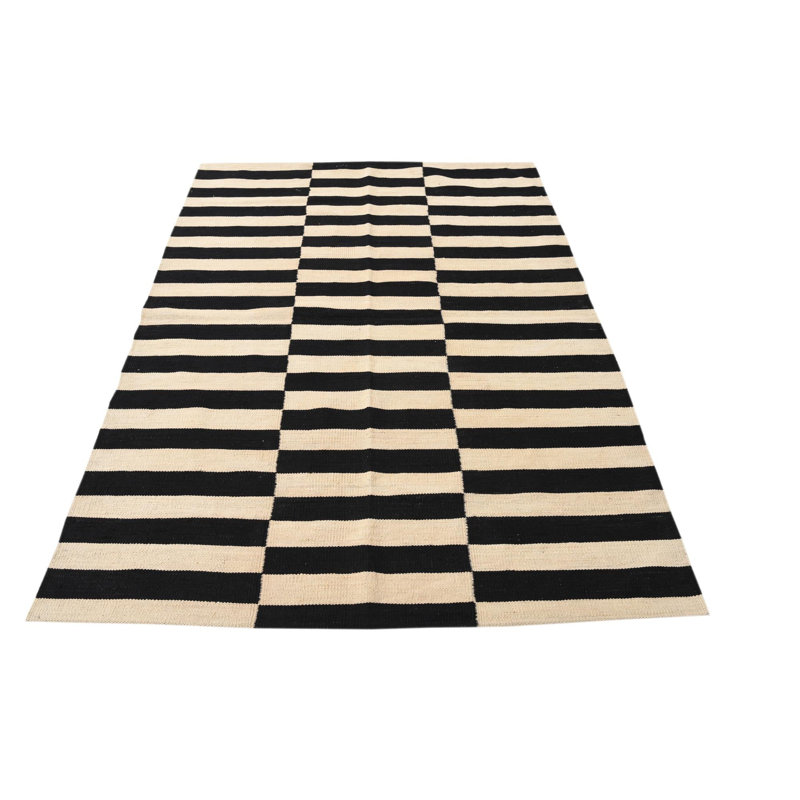 Tapis noir et blanc 4 pi 1 po x 5 pi 11 po Pinkerton