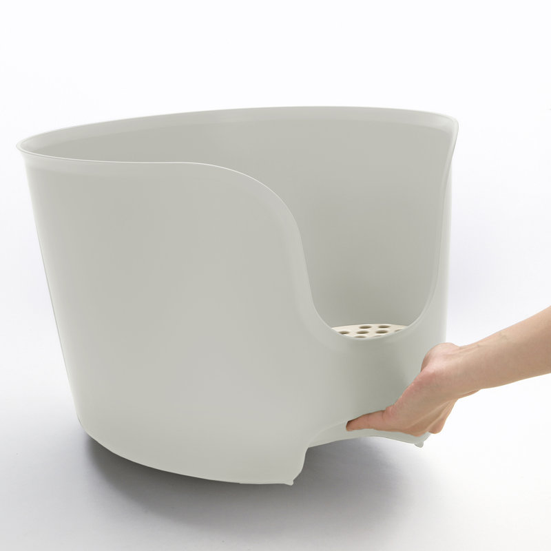 Plastic Litter Box with Scoop, White/Beige
