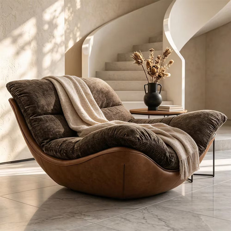 Fauteuil lounge moderne avec base en similicuir et coussin en tissu peluche, canapé bas et confortable.