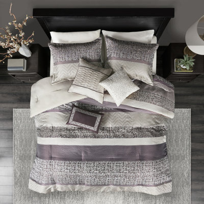 Très grand lit - édredon mauve de luxe 7 pièces