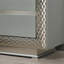 Table de chevet de style glam avec base de socle, moulure argentée, tiroir doublé de feutre et tablette en verre pour un décor de chambre à coucher élégant