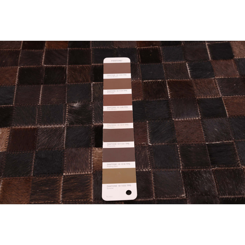 Tapis brun en cuir de vache patchwork 6 pi 6 po x 6 pi 6 po