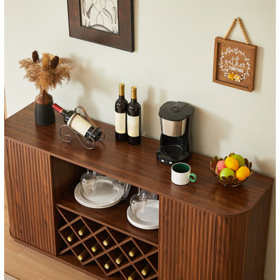 Armoire de rangement 58 po Modern Wavy Curve - Multifonctionnel avec porte-bouteilles et porte-verres, tablettes réglables pour le rangement du vin et le bar à café, convient aux cuisines et aux salles à manger. Noyer