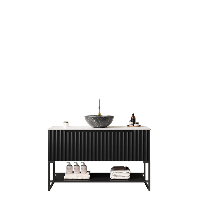 Ensemble de meuble-lavabo et de meuble-lavabo autoportant avec 3 portes et 3 tablettes ouvertes Tulio, lavabo en céramique noir avec motif en pierre et comptoir en pierre frittée blanc de Carrare, noir (nouveau SKU2)