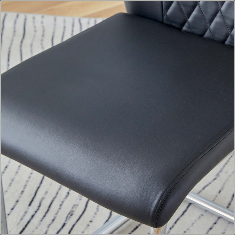 Table de salle à manger moderne moderne en verre trempé avec pieds en métal et 4 chaises en polyuréthane, idéale pour la décoration contemporaine et les sièges confortables.