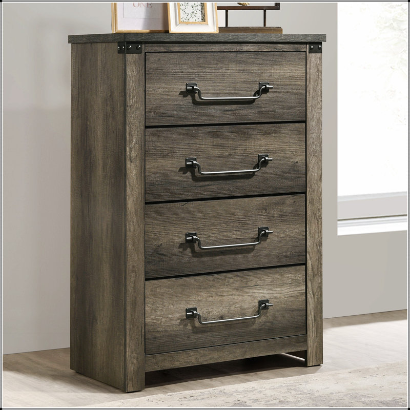 Commode rustique de style campagnard avec poignées en laiton antique, quatre tiroirs en queue d'aronde et finition gris rustique pour une élégance intemporelle
