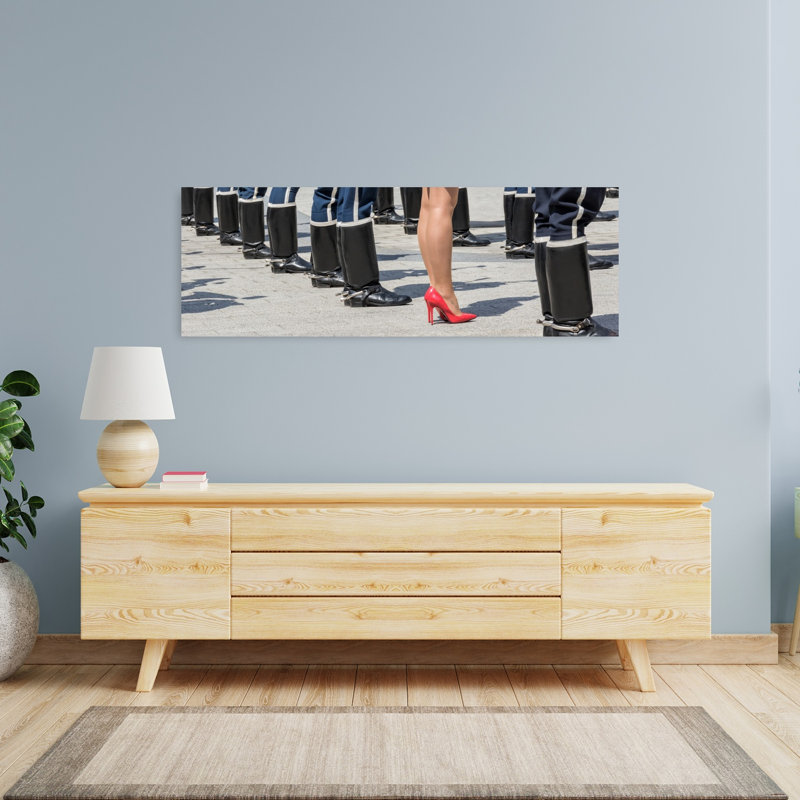 «Red Heels Stand Tall Elegant», art mural contemporain, H 48 po x l 16 po