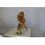 Statue de trois singes sages sur une branche d'arbre