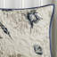 Courtepointe double / grand avec coussins décoratifs en microfibre bleue et imprimé corail, bleu, 2 taies décoratives-128685062