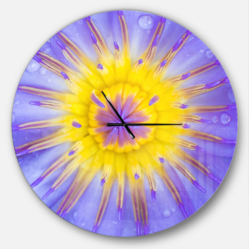 Gros plan sur un lotus en fleurs - horloge murale moderne, Surdimensionné