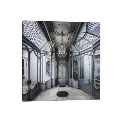 «Beautiful And Ornate Metalwork In Abandonné Villa» par - Toile tendue