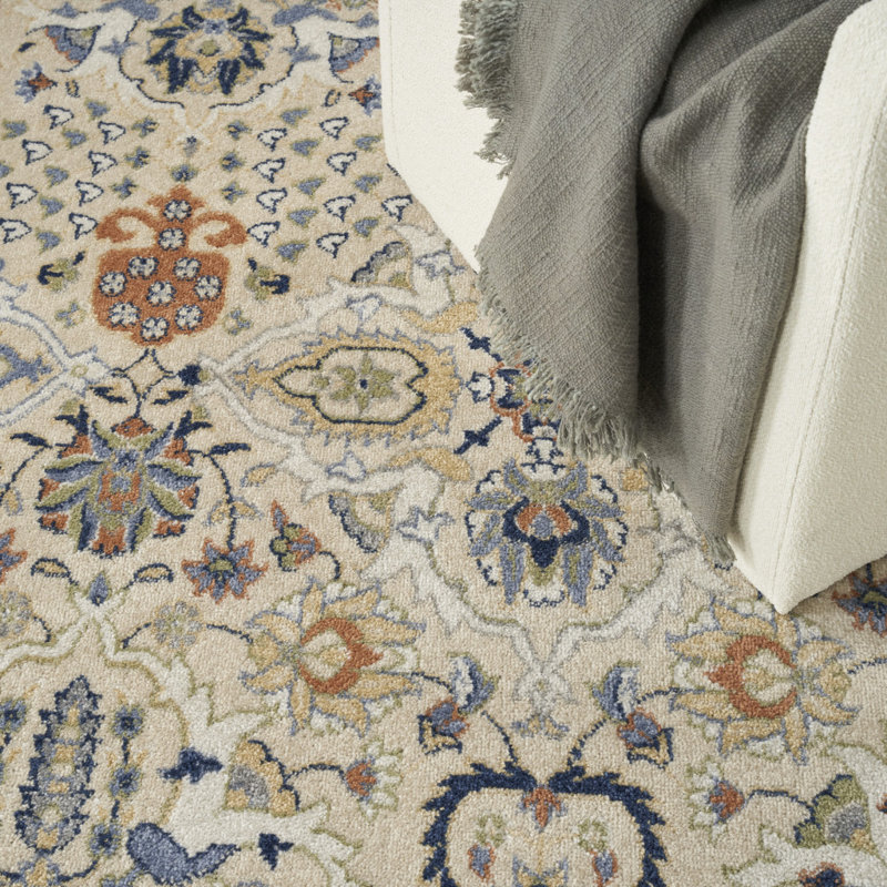 Tapis floral tissé à la machine ivoire 7 pi x 10 pi