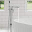 Robinet de baignoire autoportant à fixation au sol à poignée simple avec douche à main-107823709