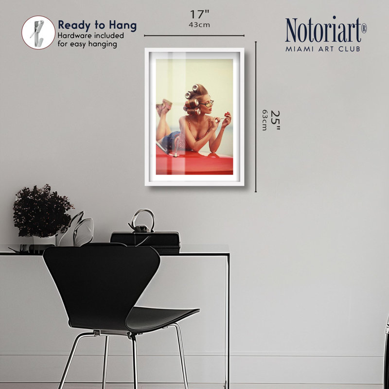 «Not Your Girl Shadowbox» par Notoriart, H 25 po x l 17 po, Blanc