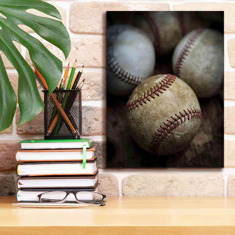 «Old Baseball» par Edward M. Fielding, H 16 po x l 12 po x P 0,75 po