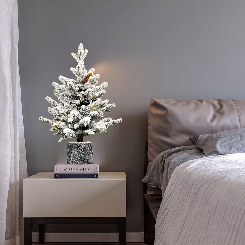 Arbre de Noël artificiel enneigé 3 pi avec base en pot, 70 lumières DEL blanc chaud, 365 extrémités en PE + PVC, 7 pommes de pin, petit arbre des Fêtes