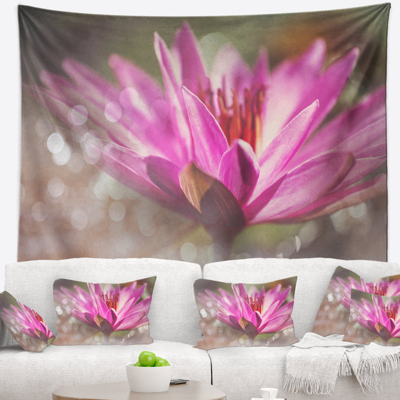 Tapisserie florale rose sur fond abstrait, H 68 po x l 80 po