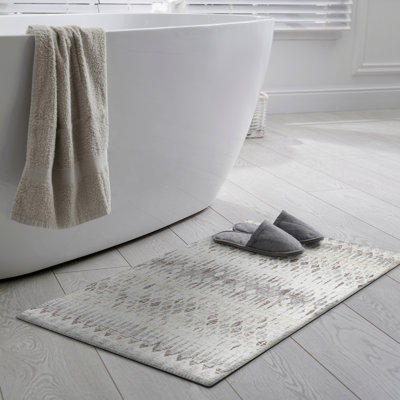 Tapis géométrique beige tissé à la machine