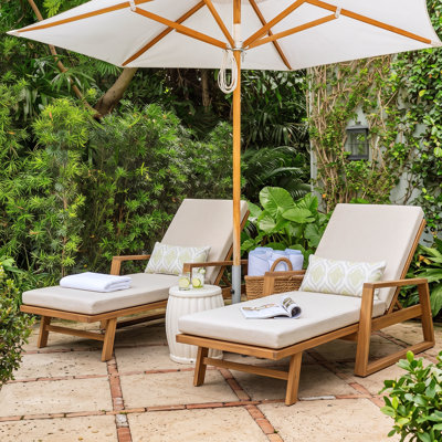 Chaise longue d'extérieur en bois d'acacia de style moderne Fairwyn avec dossier et coussin réglables Fairwyn
