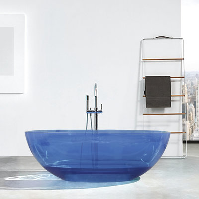 Baignoire ovale autoportante de 165 cm (65 pouces) en résine bleue transparente, installation facile. Surface translucide de 162 cm (64 po), couleur bleue, forme adaptée à la salle de bain.