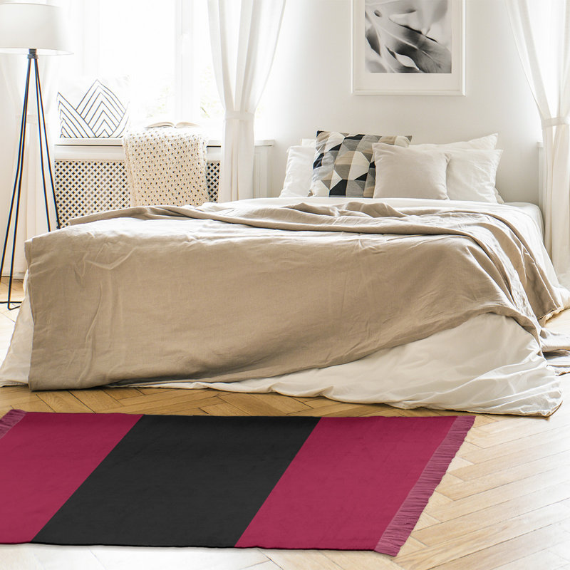 Tapis rayé 4,6 pi x 5,5 po zone rouge/noir