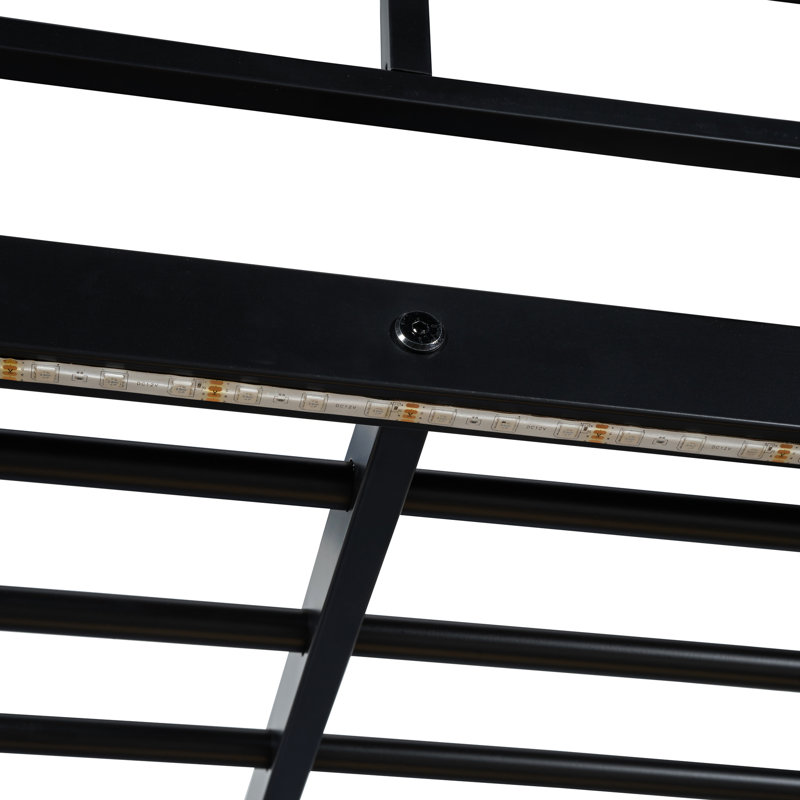 Lit mezzanine double en métal avec bureau, tablettes, prise électrique, lampe à DEL et garde-robe en noir. Économisez de l'espace dans votre maison. Construire. L 77,4 po x l 56,5 po x H 66,5 po. Matelas non inclus. Tablettes noires à assembler,