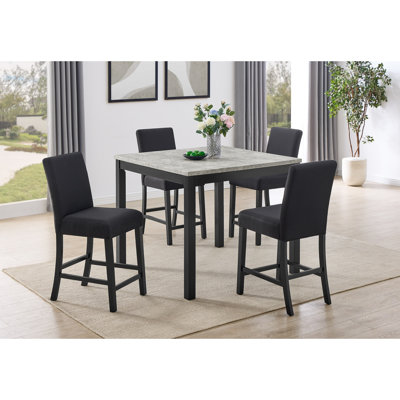 Ensemble de salle à manger 5 pièces, hauteur du comptoir, table carrée gris béton, chaises rembourrées en tissu noir, pieds en bois.