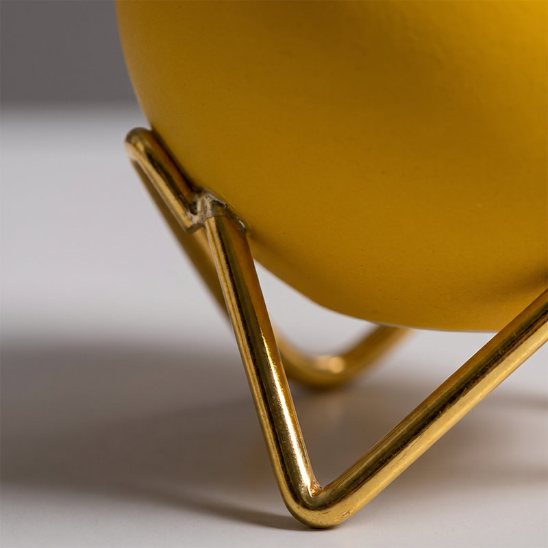 Vase en céramique mat avec support en métal doré - petit vase à fleurs rond pour tablette, bureau et table de salle à manger