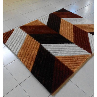 Tapis brun / orange tissé à la machine