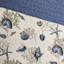 Courtepointe en microfibre bleue avec motif corail et rembourrage, motifs double / grand-127223760