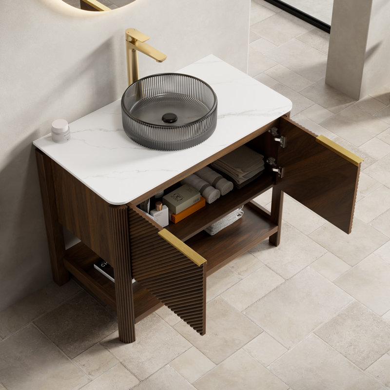 Meuble-lavabo de salle de bain 36 po Indigo, armoire de rangement autoportante en contreplaqué avec 2 portes diagonales rayées et tablette ouverte, lavabo en verre de transport noir et plateau en pierre frittée blanc de Carrare, grain de bois noyer foncé