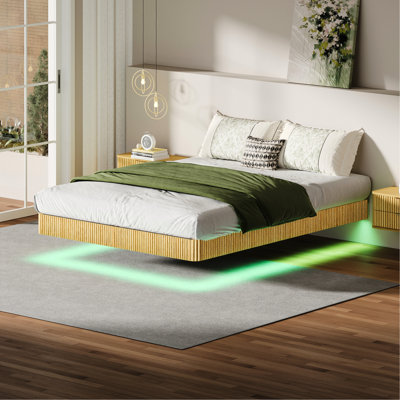 Cadre de lit flottant pour grand lit, couleur chêne, conception en bois ondulé, éclairage à DEL avec caractéristiques musicales synchronisées et activées par le son, lattes métalliques solides, fonction de suspension invisible, modes contrôlés, réel