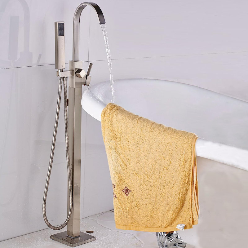 Bec de baignoire fixé au sol