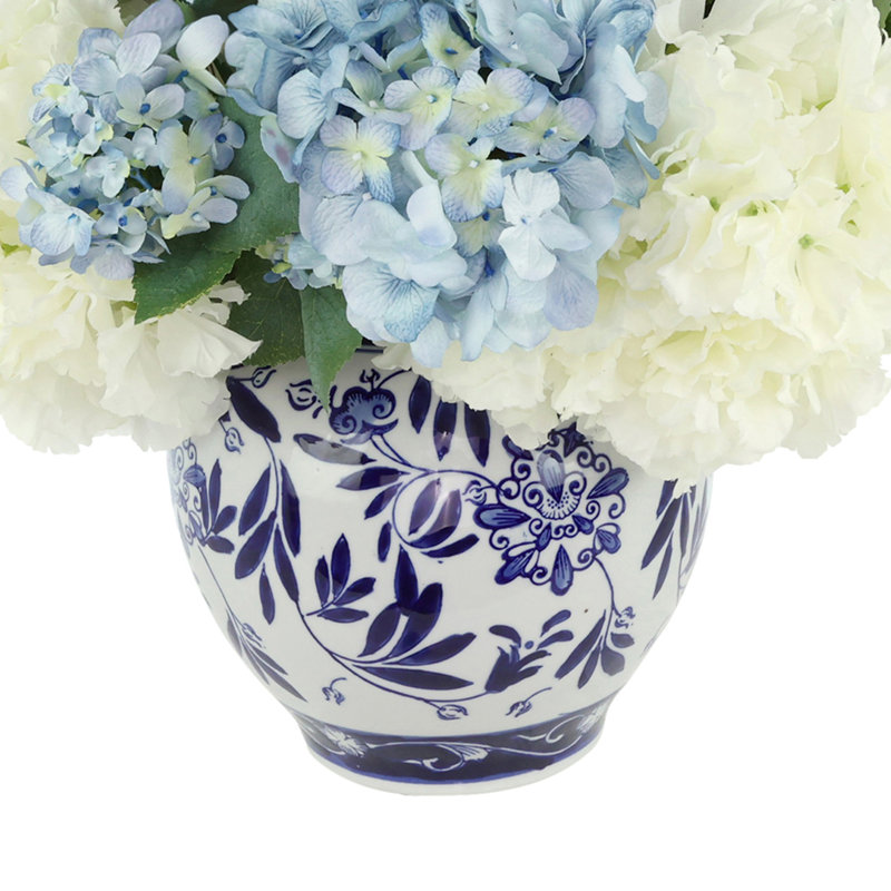 Hortensias disposés dans un vase décoratif, Bleu