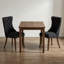 Ensemble de salle à manger rectangulaire en noyer et hévéa antique : 1 table et 2 chaises Parson rembourrées. Économiser de la place.