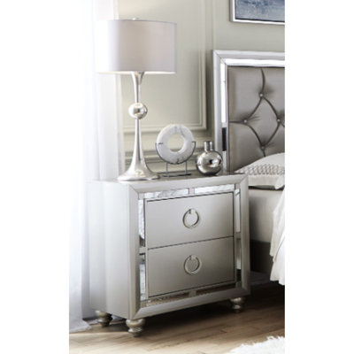 Table de chevet argentée Gemstone avec accents de miroir, amplement de rangement de tiroir, pied en oignon, glissière centrale en métal, bois massif +, gris, 25,85 po Profond, 16,79 de large, 28,64 de haut avec ornements, spacieux