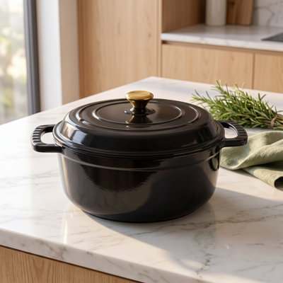 Cocotte ronde en fonte émaillée de 7,5 litres avec couvercle et maniques en silicone, de couleur bleu dégradé.