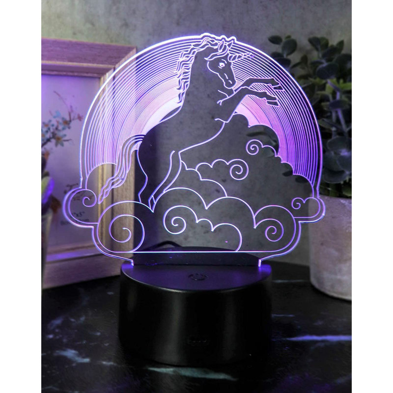 Licorne Amaiia chevauchant des nuages de nuit