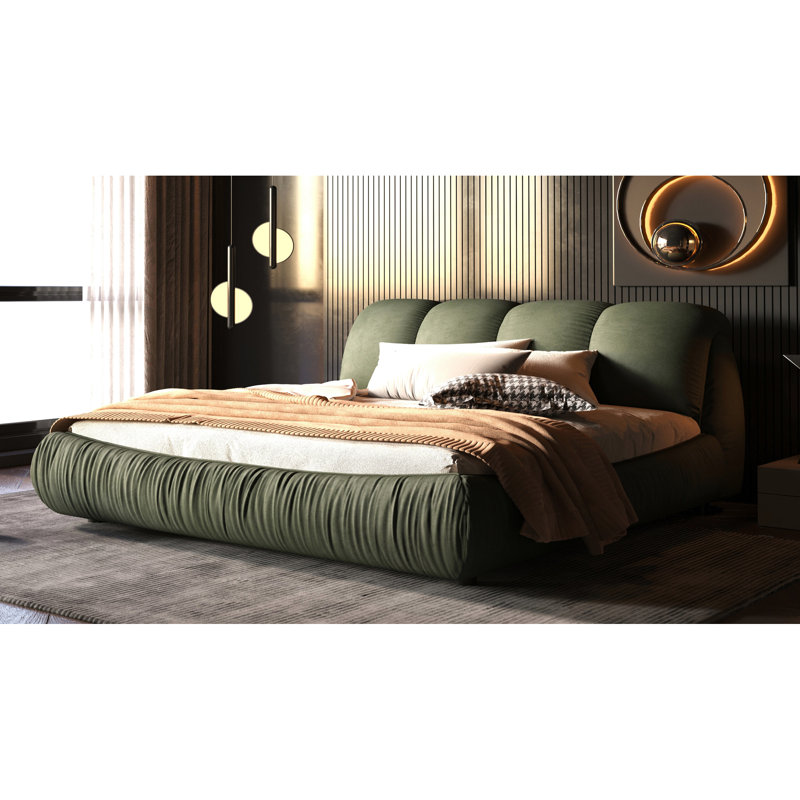 Très grand lit plateforme avec un rembourrage luxueux, bois massif, sans sommier pour une nuit confortable, une bonne nuit de sommeil