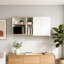 Armoire de cuisine en chêne naturel et blanc avec espace pour micro-ondes et tablette ouverte