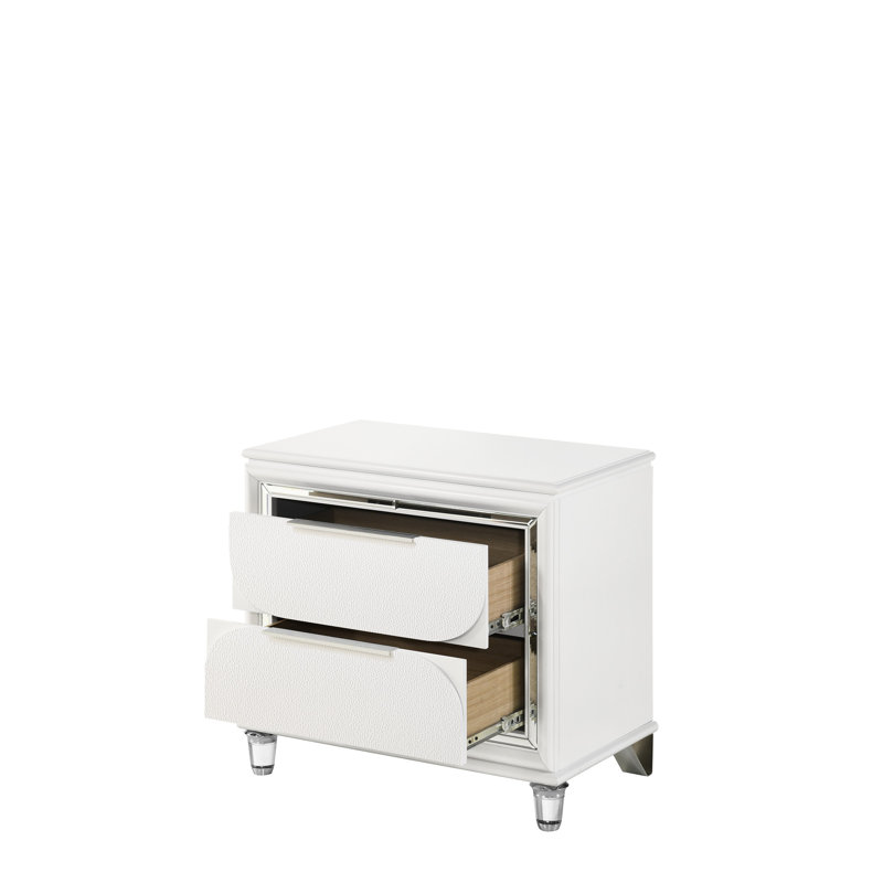 Table de chevet contemporaine en blanc perle avec matériaux élégants et espace de tiroir