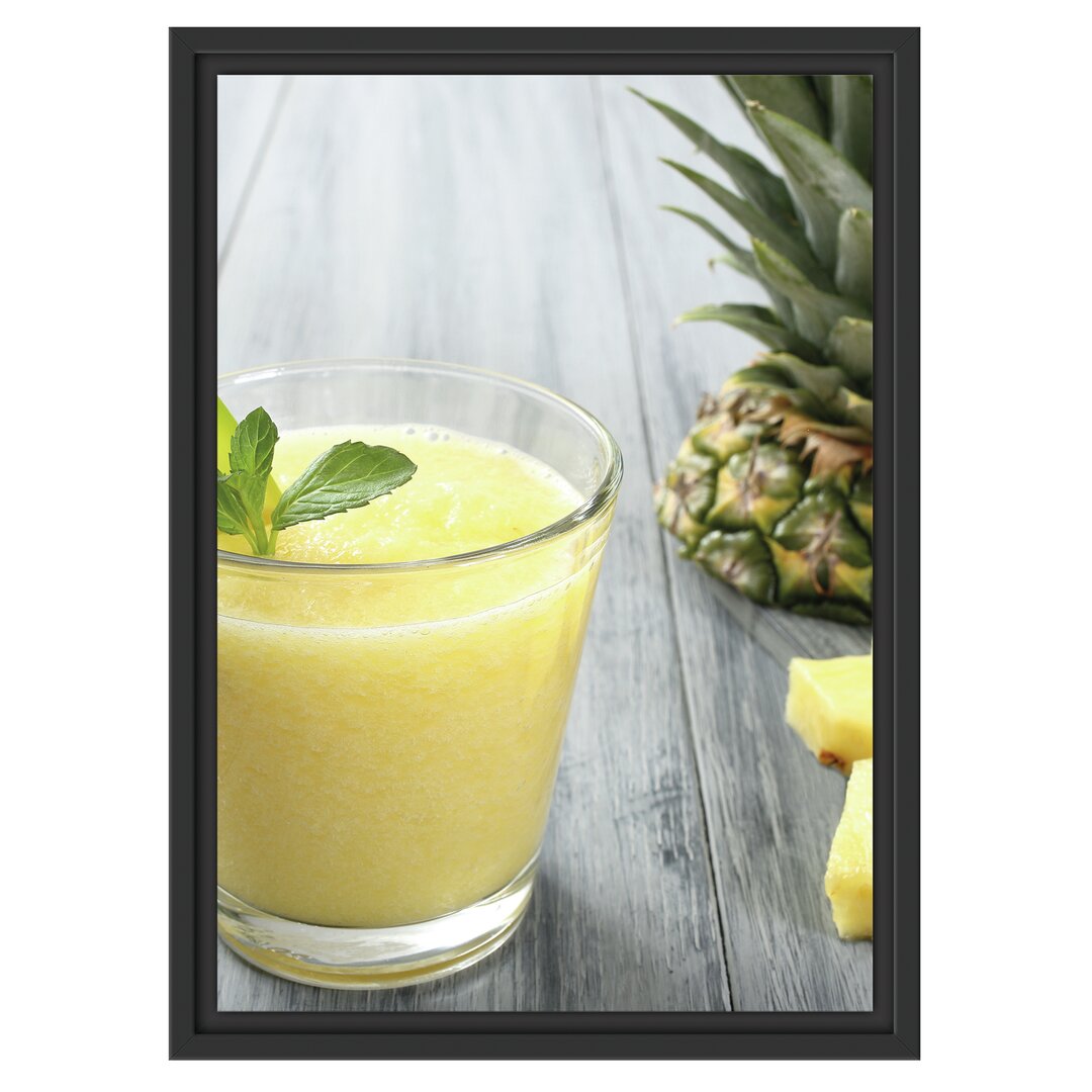 Gerahmtes Wandbild Ananas Cocktail auf Holztisch