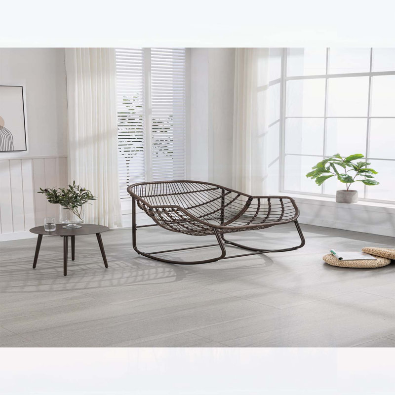 Fauteuil à bascule d'extérieur en rotin résistant avec coussin rembourré, design surdimensionné pour un confort et un style optimaux, idéal pour la véranda, la terrasse et le jardin.
