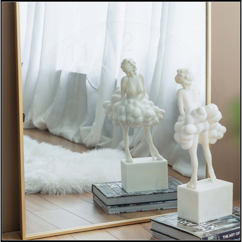 Élégant miroir de corps en arche avec cadre doré, une pièce de décoration superbe et fonctionnelle pour tout espace.
