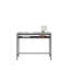 Bureau d'écriture compact gris avec dessus robuste et tablette inférieure, parfait pour les petits espaces et les intérieurs modernes.