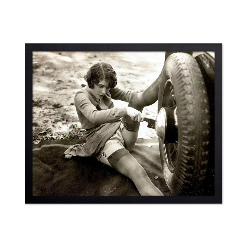 Femme changeant de pneu, Unframed, Poster, 12"H x 16"W