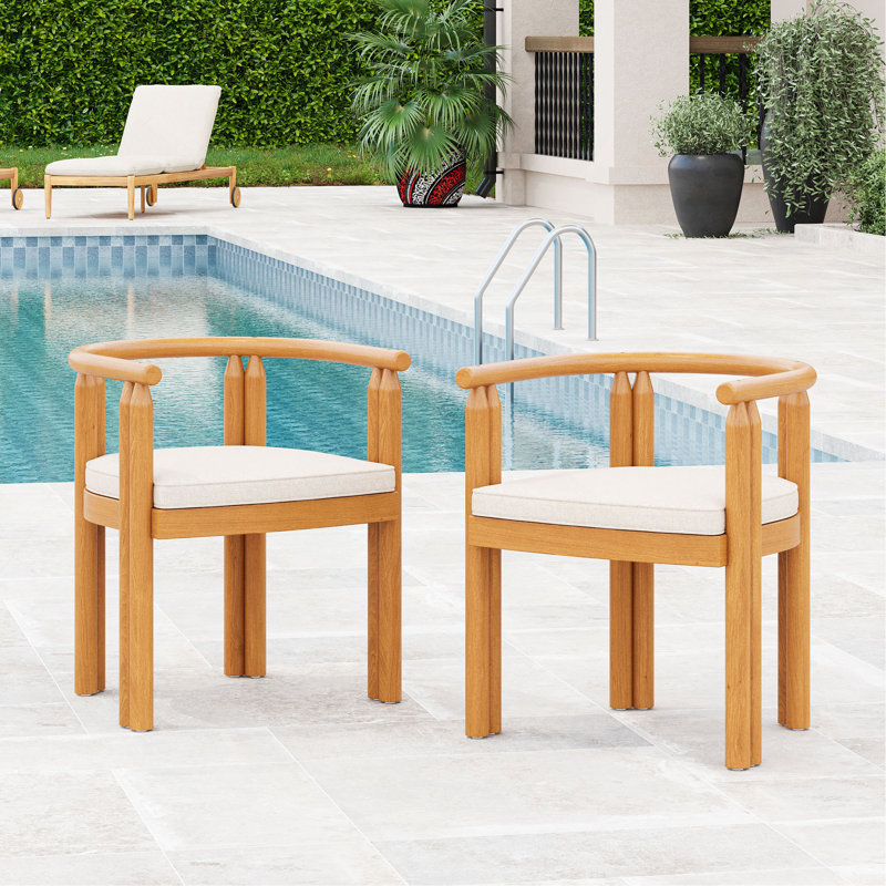 Chaise de salle à manger avec accoudoirs en bois d'acacia Cove, finition teck avec coussin beige, ensemble de 2