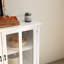 Buffet avec portes à double vitrage et poignée cloche unique