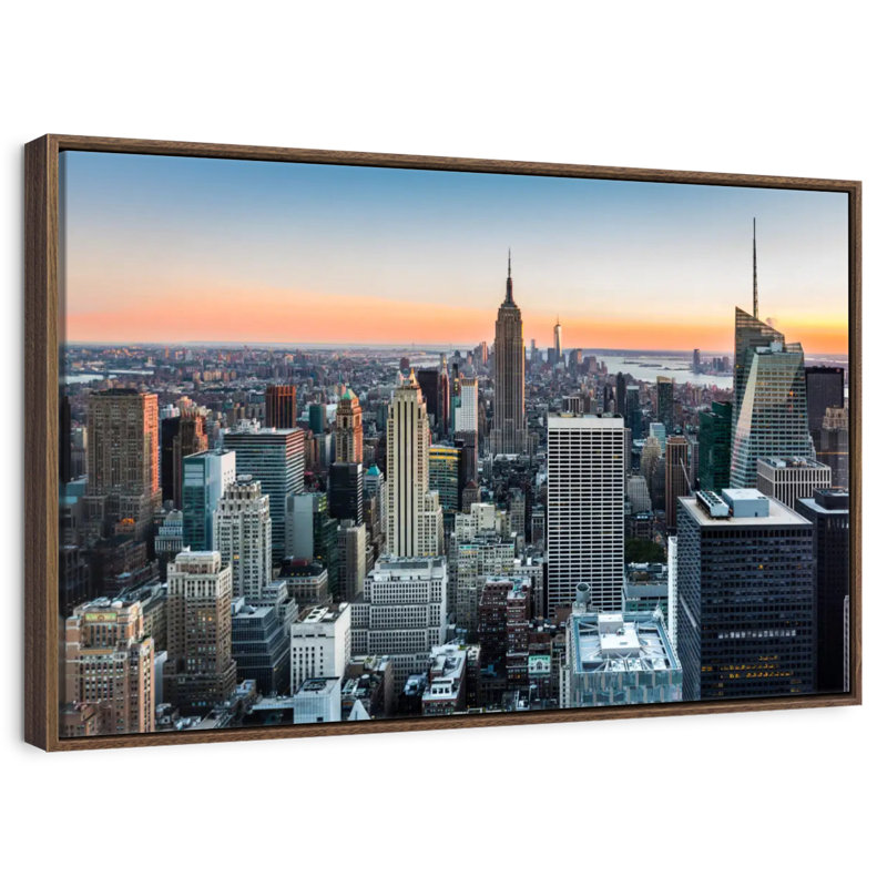 New York au coucher du soleil, 25 po x 17 po, Cadre flottant noyer