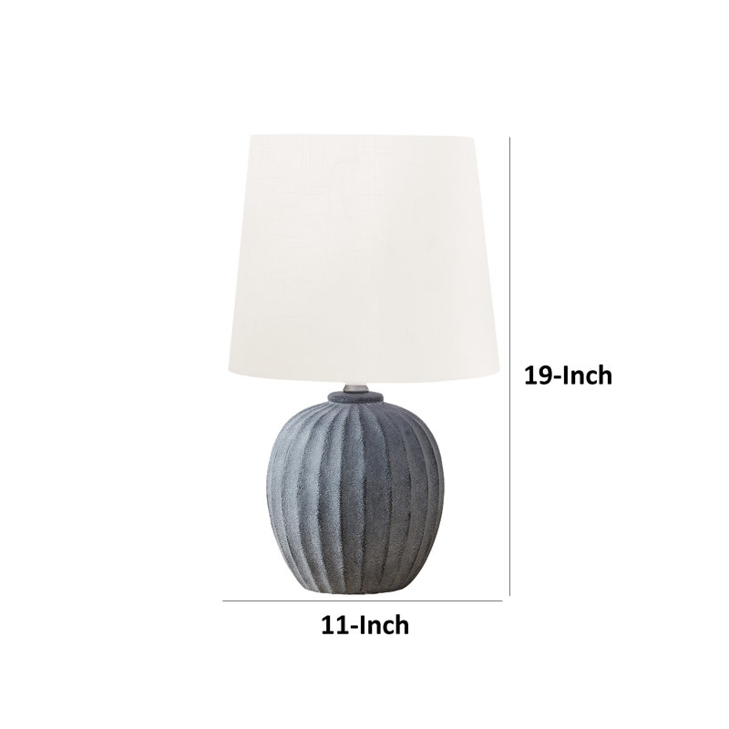 Lampe de table Suzie avec base cannelée en résine grise, abat-jour en tissu ivoire, Gris